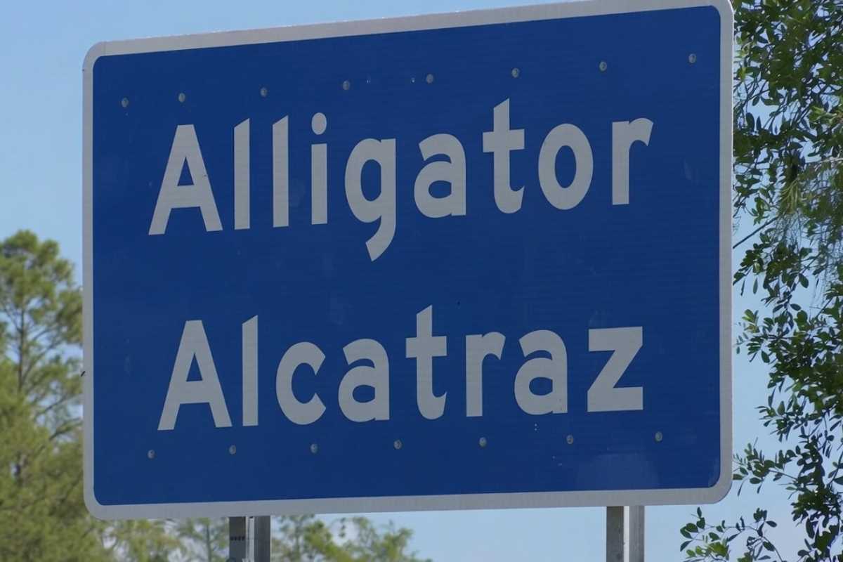 il cartelllo che indica la struttura di detenzione Alligator Alcatraz