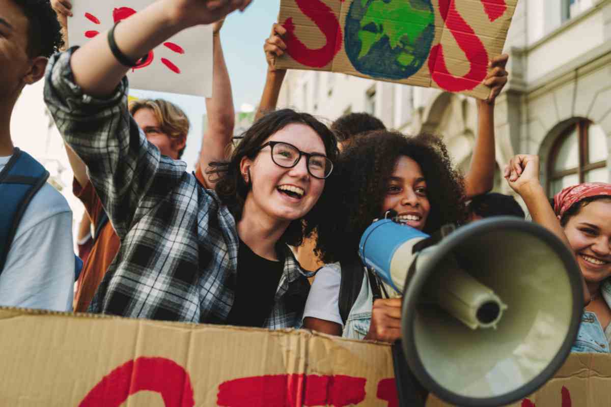 ragazze protestano per l'ambiente